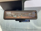 後席の荷物や乗員に遮られないクリアな後方視界を実現。スイッチ一つで通常の鏡面と切替可能です!