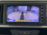 ディスプレイに後方の視界を表示し、車庫入れをサポート「距離目安線」「車幅延長線」およびステアリング操作に連動する「予想進路線」を画面に表示します。※必ず車両周辺の安全を直接確認してください。