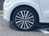高級感引き立てるアルミ装着車。お洒落は足元からですね!