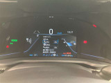 視認性に優れたメーターを採用しており、走行中でも車速や情報が分かりやすく表示されます。運転時の視線移動をむりのない範囲に抑え、快適で安心感のあるドライブをサポートします。
