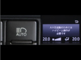 オートマチックハイビームとは、先行車や対向車のライトを認識し、ハイビームとロービームを自動で切り替える機能です。夜道の視界を確保します。詳細は販売店スタッフまでお尋ね下さい。