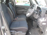運転席には、シートリフターが付いております☆ 前後のスライドに加えシートの高さも変更出来ますので小柄な女性の方でも運転し易いポジションを取れます♪