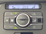 【オートエアコン】一度お好みの温度に設定すれば、車内の温度を検知し風量や温度を自動で調整。暑い&hellip;寒い&hellip;と何度もスイッチ操作をする必要はありません。快適な車内空間には必須の機能ですね♪