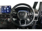 運転中もハンドルでの操作が可能です。特に高速道路等の目が離せない運転時には、便利さだけでなく、安全性も兼ね備えております。