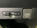アクセサリーソケットの隣に、ETCがついています。高速道路の料金所の通過も楽々です!周辺には物が置けるボックスがついています。