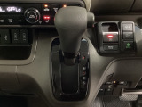 CVT車のセレクトレバーです。低速から高速まで、変速ショックのないスムーズな走りと、エンジン効率のよい領域を維持して燃費にも貢献します。サイドブレーキはスイッチ操作の電子制御パーキングブレーキです。