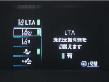 レーンディパーチャーアラートとは車線、又は走路からの逸脱の可能性を警告すると共に、車線、又は走路からの逸脱を避けるためのハンドル操作の一部を支援する機能です。詳細は販売店スタッフまでお尋ね下さい。