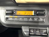 【オートエアコン】一度お好みの温度に設定すれば、車内の温度を検知し風量や温度を自動で調整。暑い&hellip;寒い&hellip;と何度もスイッチ操作をする必要はありません。快適な車内空間には必須の機能ですね♪