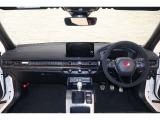 操作性に優れた運転席となります!小物入れや各ボタンの配置にこだわり、使いやすいです!座り心地もよく視認性も良好なのでロングドライブもお任せ下さい!