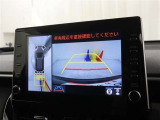 カラーバックガイドモニター装着車は後退時の強い味方です。車庫入れや縦列駐車の際、後退操作の参考になるガイドラインをナビ画面に表示します。後退時には直接後方を確認してくださいね。