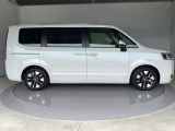 限られたスペースでも、スライドドアなら開閉がスムーズ!隣の車や壁にぶつかる心配がありません。