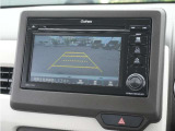 【バックカメラ】駐車が苦手な方でも安心してお乗りいただけます。リバース連動で画面が切り替わるのでとっても便利です。