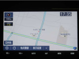 ナビ付きで、遠出や初めての道も安心。道に迷う心配が少なく、同乗者との会話や運転に集中出来ます。ご家族でのお出かけにも心強いポイントです。