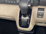 乗降がしやすい運転席。高さが調節できて小柄な方でも運転しやすいポジションをとることができます。