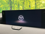 【12.3インチマツダコネクト】車内の雰囲気にマッチした大型ディスプレイ。スマホ接続でのナビ使用やBluetooth再生等、様々な機能が楽しめます。直感的なダイヤル操作が可能で、使い勝手も良好です。