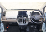 操作性に優れた運転席となります!小物入れや各ボタンの配置にこだわり、使いやすいです!座り心地もよく視認性も良好なのでロングドライブもお任せ下さい!