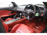 操作性に優れた運転席となります!小物入れや各ボタンの配置にこだわり、使いやすいです!座り心地もよく視認性も良好なのでロングドライブもお任せ下さい!