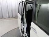 両側パワースライドドア付きだから、狭い駐車スペースなどでの 乗り降りラクラク!小さなお子さまのいるご家庭には嬉しい装備。