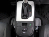 スイッチ操作で簡単にパーキングブレーキを作動可能。さらに停車時にブレーキを保持するブレーキホールド機能付きです。