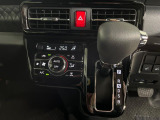 【オートエアコン】一度お好みの温度に設定すれば、車内の温度を検知し風量や温度を自動で調整。暑い&hellip;寒い&hellip;と何度もスイッチ操作をする必要はありません。快適な車内空間には必須の機能ですね♪