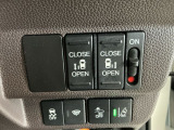 【両側パワースライドドア】両側がパワースライドドアになっており、運転席のスイッチやスマートキーでも開閉が可能です!開口部も広いので乗り降りも楽々♪