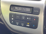 【オートエアコン】一度お好みの温度に設定すれば、車内の温度を検知し風量や温度を自動で調整。暑い&hellip;寒い&hellip;と何度もスイッチ操作をする必要はありません。快適な車内空間には必須の機能ですね♪