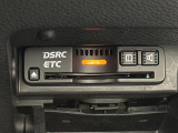 【ETC】有料道路を利用する際に料金所で停止することなく通過できる、ETC車載器(ノンストップ自動料金収受システム機器)が装備されています。セットアップを行うことで利用可能になります。