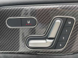 【メモリー付パワーシート】様々な体型の乗員に合わせたきめ細かいシート調整が可能になってます。3名分のメモリー可能は他の乗員が座った時にもスイッチ操作ひとつで好みのシートポジションを呼び出せます。
