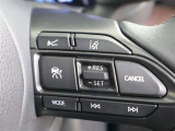 前車との適切な車間距離を保ちながら追従走行やスピードダウンをセンサーで行います。高速道路の長時間ドライブで疲労軽減に貢献します。