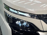 【LEDヘッドライト】悪天候や夜間走行時も良好な視界を確保し安心して運転できる高輝度LEDヘッドライトを装備!点灯速度が早く、消費電力も抑えられています。