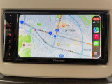 AppleCarPlayに対応のスマートフォンとUSBケーブルによる有線接続接続し、普段使っている地図アプリを画面で操作できます。
