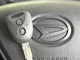 【キーレス】少し離れた場所からでもボタン一つでドアの開錠・施錠ができるのでとっても便利!ドアの鍵穴周りに傷をつけることもありません♪