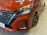 前方や対向車部分だけ切り分けてハイビームになるアダプティブLEDヘッドライトです。