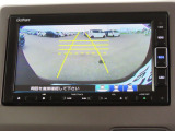 リアワイドカメラシステム!従来の視野に加えて、後方側方を約180&deg;まで見えるワイドビューと、後方を真上から見たような視野で駐車時などに便利なトップダウンビューの3つの視野があります!