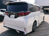 広々とした車内空間に優れた燃費性能。更にデザインも上質で人気のお車です!