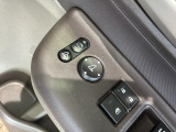 狭い駐車場で便利な電動格納ドアミラーが付いています。
