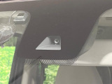 【三菱e-Assist】走行中に前方の車両等を認識し、衝突しそうな時は警報とブレーキで衝突回避と被害軽減をアシスト。より安全にドライブをお楽しみいただけます。