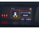 コーナーセンサー付いてます!バンパーに取り付けられた4個の超音波センサーで、障害物を、音とメーター内モニターで知らせてくれます♪