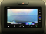 ギヤをR(バック)に入れるとナビの画面に後ろの映像が映るリアカメラ付です。後退時、コンディションが悪い視界でもカラーバックモニターがドライバーをサポートします。
