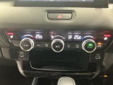 【左右独立オートエアコン】左右席で独立温度コントロールが可能です。運転席はキンキンに冷やして助手席はマイルドにと言った設定が可能です☆暑さ寒さでケンカすることもなくなりますね♪