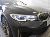 BMWの伝統的なヘッドライト・デザインは『コロナ・リング』と言われる左右4灯ヘッドライトをモチーフにしています。キドニーグリルと相まって、ひと目でBMWだとわかるデザインになっています。