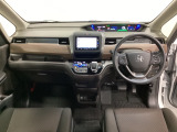 車内は光触媒抗菌消臭施工済です。スタイリッシュなデザインで暖かみのあるインパネ周りを演出します。グローブボックスやカップホルダーのほかにトレーなどたくさんの収納スペースが装備されています。