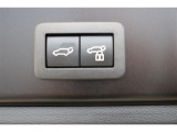 ドアが閉まった時にそのまま施錠もしてくれる予約ロック機能付きのパワーバックドア。荷物で手が塞がっている時に便利な機能です♪