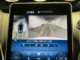 【全方位型モニター】クルマを上空から見下ろしているかのように、直感的に周囲の状況を把握できる全方位型モニター。狭い場所での駐車でも周囲が映像で確認できます。