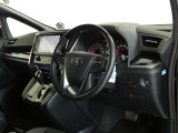 高級感のある運転席回り♪乗っていて落ち着けるデザインです。もちろん使い勝手もとても良いです。