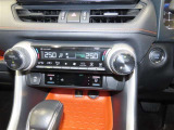 左右独立温度コントロールフルオートエアコンです。運転席、助手席それぞれで独立して温度設定ができます。冷え性の方が乗っても安心ですね♪