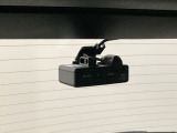 後方にもドライブレコーダーのカメラが付いています。前後両方でお車の周りを監視・記録いたします。