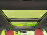 【大型サンルーフ】車内の解放感が一気に上がる大型のパノラマルーフ!季節を問わず開放的で快適なドライブをお楽しみいただけます。流通量も少なく希少価値の高い人気の装備です♪