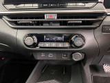 【オートエアコン】タッチパネル式オートエアコンで運転席周りの凹凸が少なくスッキリとしています。