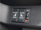 【両側電動スライドドア】ボタンを押すだけで両側のスライドドアの開閉が可能。もちろんキーからの操作も可能。お子様を抱いている時・両手いっぱいの荷物を持ってる時など非常に役立ちます。